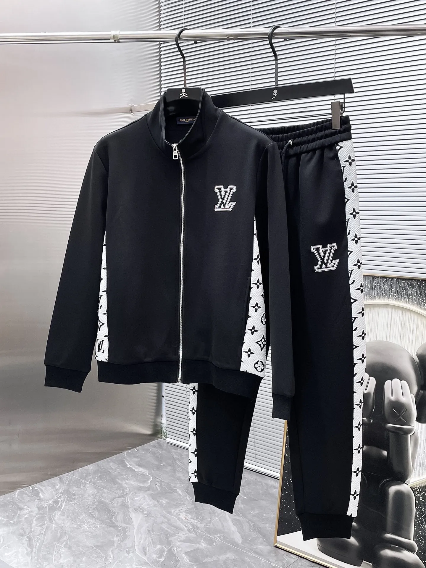 🅿️720 LV hot-selling suit is coming. Focus on the original version of the official website. 2025 new hot-selling cardigan suit. The original order is the best. 🇭🇰The meticulous work of top designers. It has a fitting and perfect upper body effect. All-natural high-quality Tencel Roman cotton 100%, close-fitting comfort, noble and elegant! Original hardware embodies elegance and nobility! Counter size: M-3XL (maximum wear up to 190 pounds)